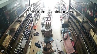 Hack Camera Giữ Trưa Nứng Quá 2 Vợ Chồng Địt Nhau Tại Cửa Hàng