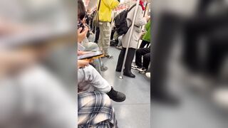 Quay lén người lạ móc lồn bạn gái trên tàu điện ngầm