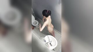 Quay lén e sinh viên trọ bên có màn hình TV siu phẳng đi tắm với bộ lông dầy cộm