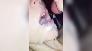Bắn tinh đầy mồm em rau dâm đãng đầy mồm